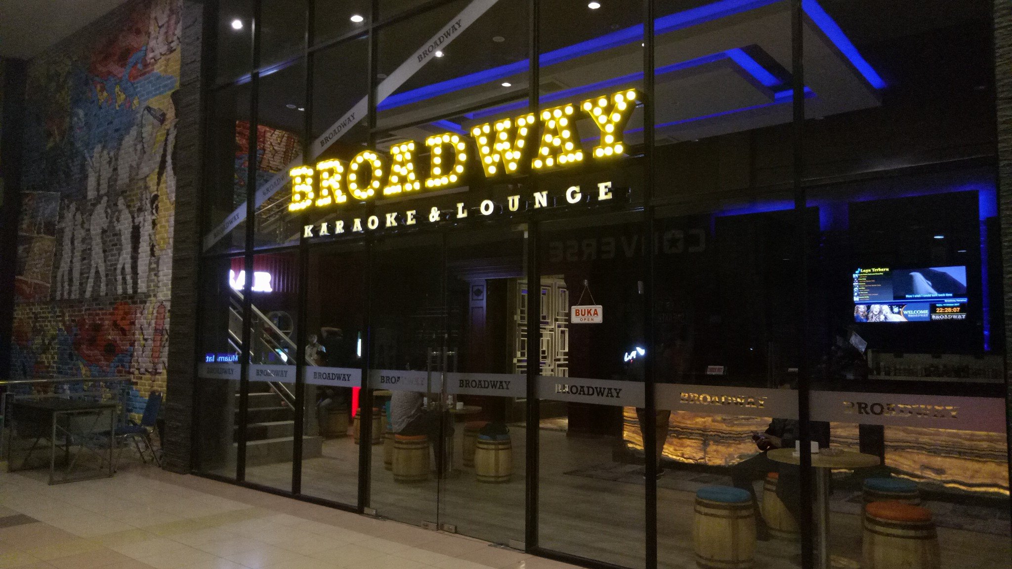 BROADWAY KARAOKE & LOUNGE – Karaoke di Mal Sampai Subuh!