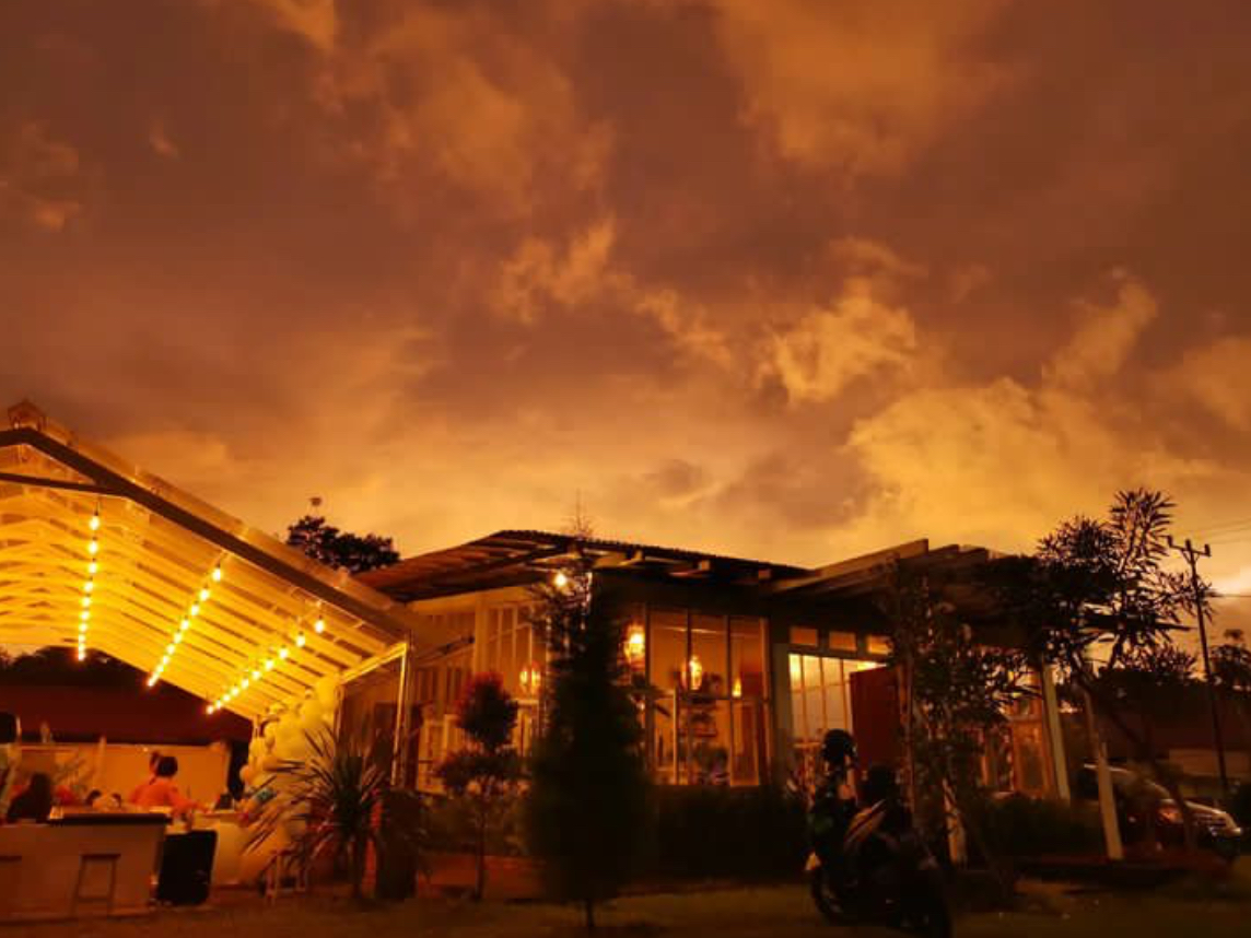 Cafe Dengan Interior Yang Nyaman Dan Sejuk